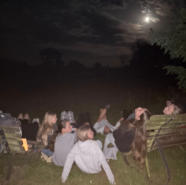 Zwei Jugendliche geben sich die Hand