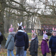 Zwei Jugendliche geben sich die Hand